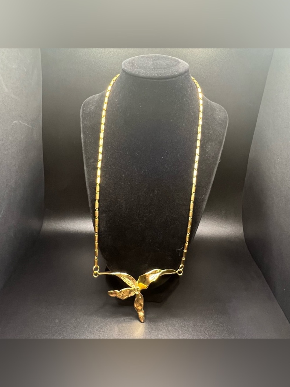 Vintage Gold Tone Abstract Flower Necklace Sculptural Floral Pendant Necklace